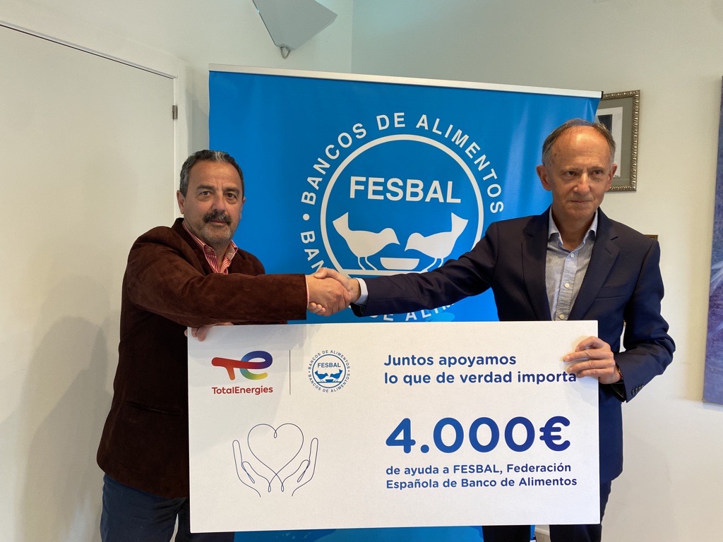 Javier Sáenz de Jubera entregando el cheque de 4.000 euros a la FESBAL