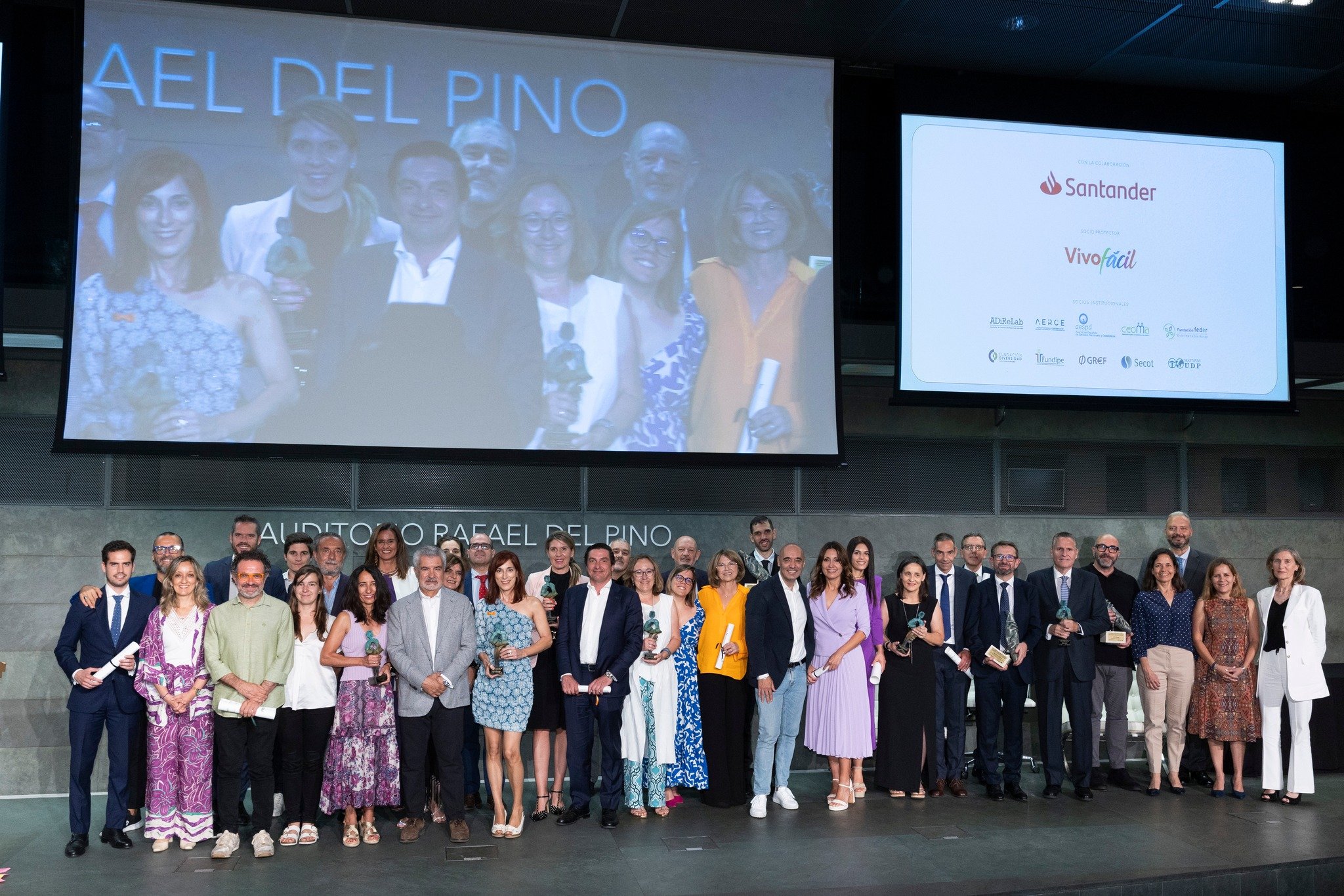 Foto grupal de los premiados y la organización