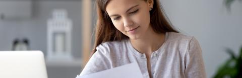 Mujer leyendo factura