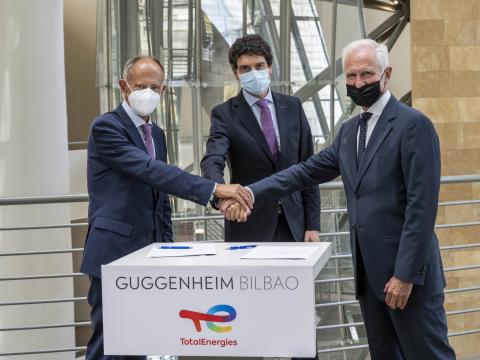 Firma del acuerdo por parte del Presidente del Comité Ejecutivo del Museo Guggenheim Bilbao y Diputado General de Bizkaia, Unai Rementeria, y el CEO de TotalEnergies Electricidad y Gas, Javier Sáenz de Jubera, en presencia de Juan Ignacio Vidarte, Director General del Museo