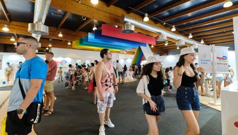 Visitantes en el pabellón de TotalEnergies en la Feria Internacional de Muestras de Asturias.