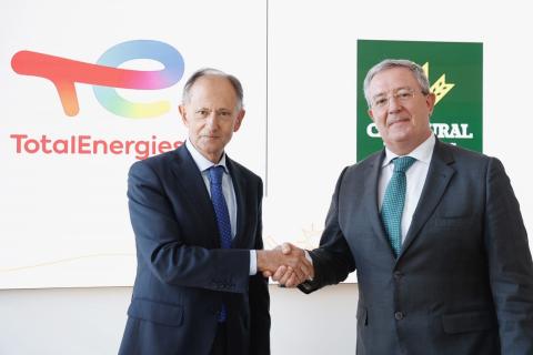 Javier Sáenz de Jubera, presidente de TotalEnergies Electricidad y Gas, y Antonio Romero, director general de Caja Rural de Asturias.