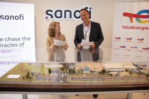 Audrey Lasserre, site manager del centro industrial de Sanofi  y Timur Nuñez-Yanowsky, jefe de generación distribuida de Energías Renovables Iberia en TotalEnergies, tras firmar el acuerdo