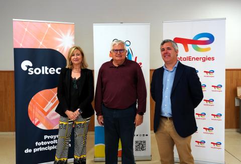 Foto de Astrade de izquierda a derecha: Silvia del Mar Rubio, directora de Desarrollo de España de Soltec / Javier Ruiz de la Torre, vicepresidente de ASTRADE/ Manuel Mohino, director de proyectos en la Region de Murcia de TotalEnergies