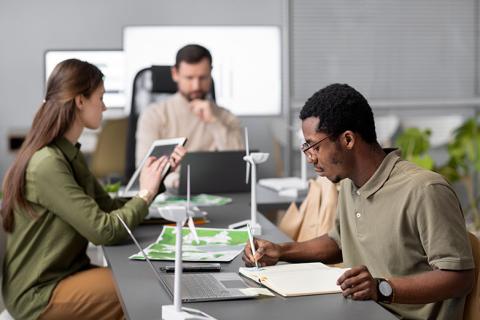 Tres personas en la oficina trabajando