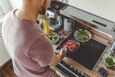 Hombre cocinando en cocina de vitrocerámica