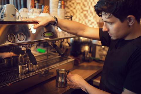 Barista preparando café