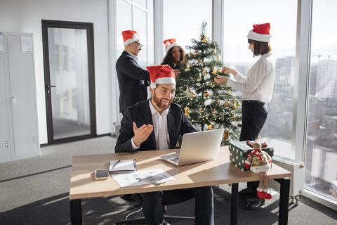 Empleados decorando la oficina con un árbol de navidad