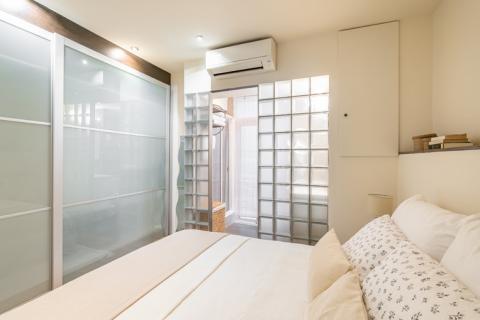 dormitorio con aparato de aire acondicionado
