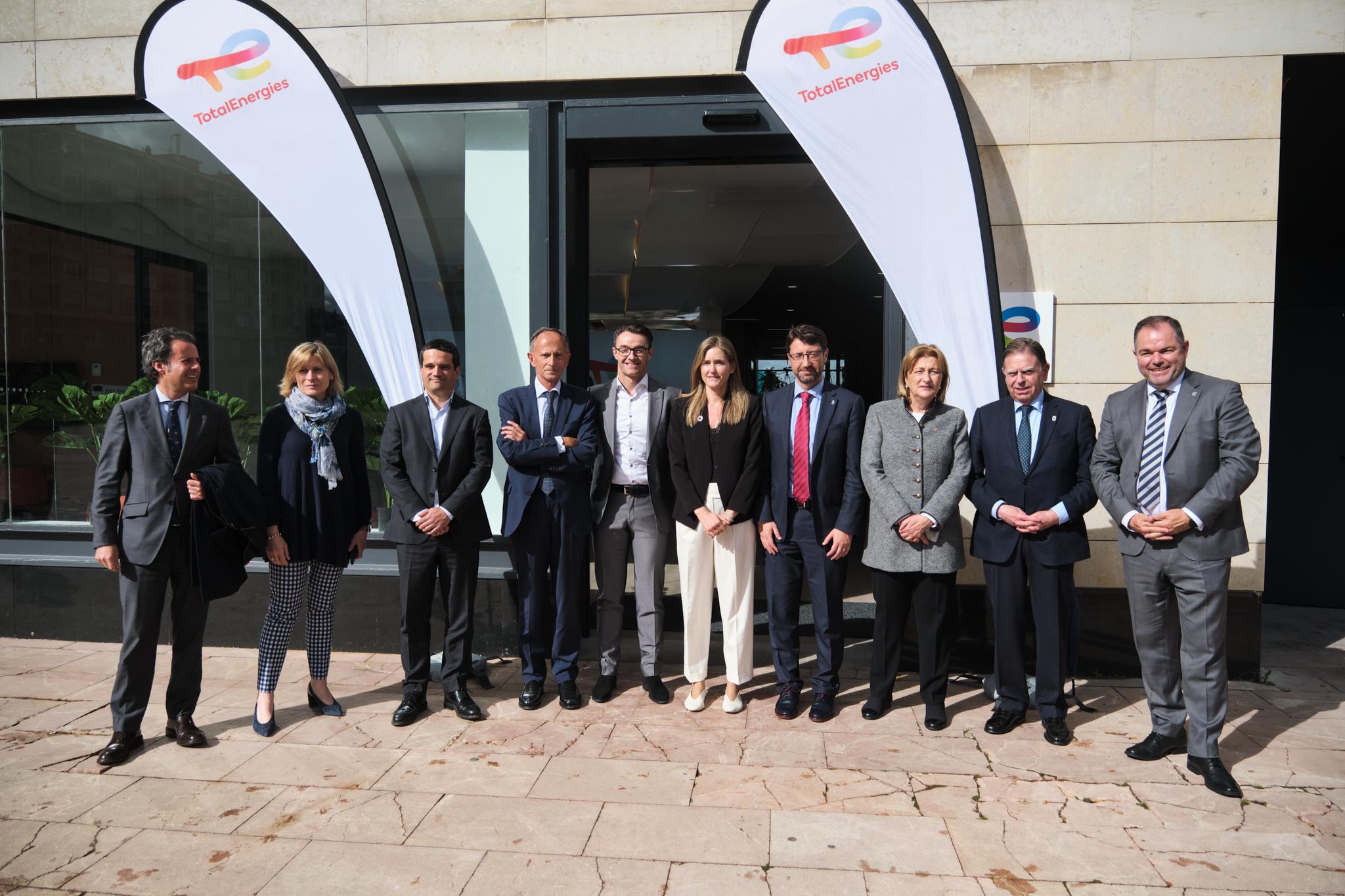 De izquierda a derecha: Ignacio Cuesta, edil de Urbanismo; Charo Cepero, Secretaria General y Consejera de TotalEnergies; Yago Mancebo, Head of Europe Renewables en TotalEnergies; Javier Sáenz de Jubera, presidente de TotalEnergies Electricidad y Gas; Tom Van de Cruys, CEO; Sara Aagesen, secretaria de Estado de Energía; Enrique Fernández, consejero de Industria; Delia Losa, delegada del Gobierno; Alfredo Canteli, alcalde de Oviedo, y Carlos Paniceres, presidente de la Cámara de Comercio de Oviedo.