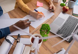 mesa de trabajo con elementos sostenibles