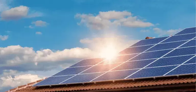 Tejado con placas solares para autoconsumo eléctrico