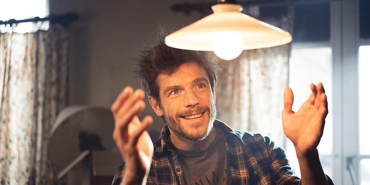 Hombre colocando bombilla en lámpara