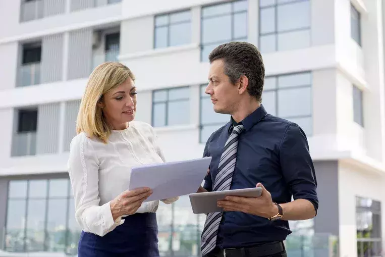 Personas con factura de luz de su empresa