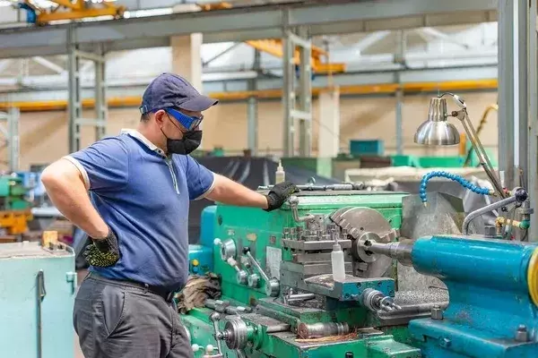 Trabajador en nave industrial