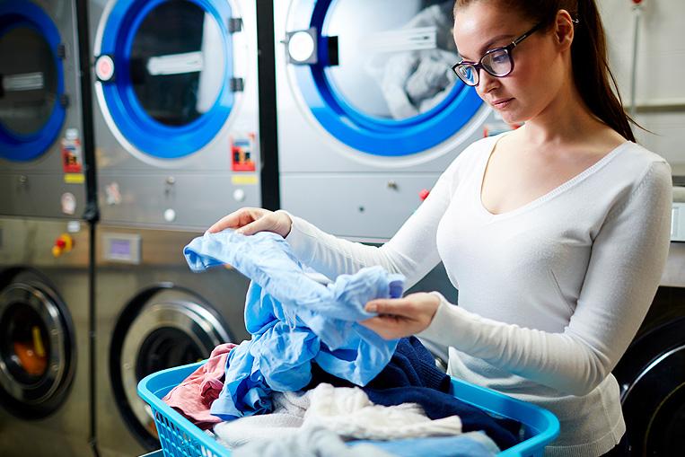 mujer en lavandería para secar su ropa