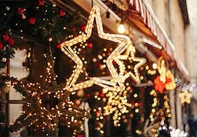 Luces de Navidad en el exterior de un comercio