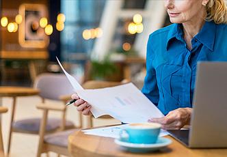 mujer revisando papeles para dar de alta la luz en su local