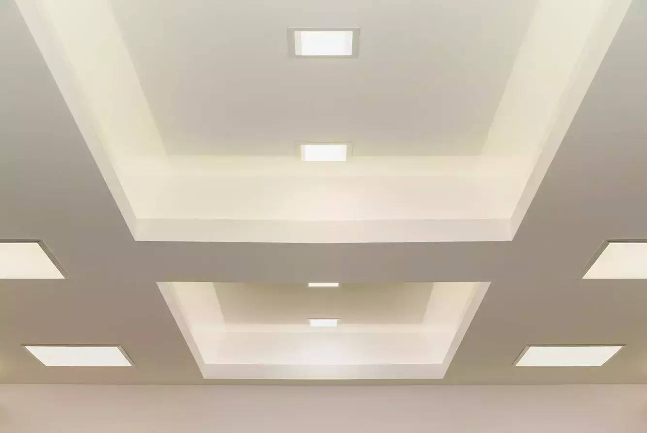 Iluminación del techo de oficina de un negocio