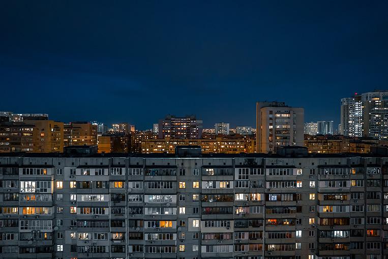 ventanas de edificios de viviendas iluminadas