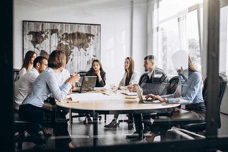 empleados en la sala de reuniones de una oficina