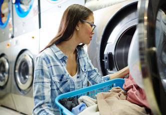mujer lavando la ropa en lavandería