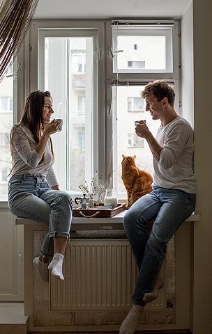 pareja desayunando en la ventana