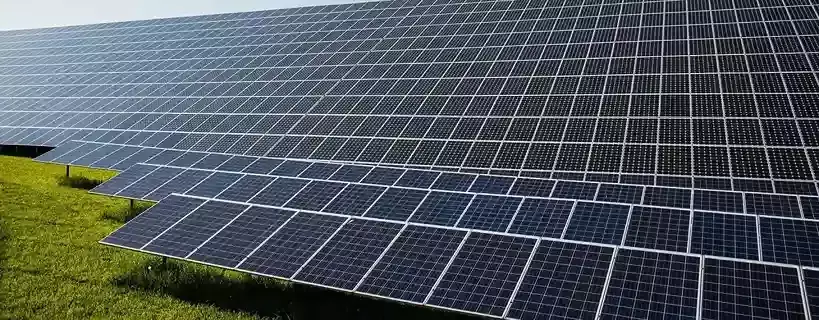 Placas solares representando ventajas y desventajas energía solar